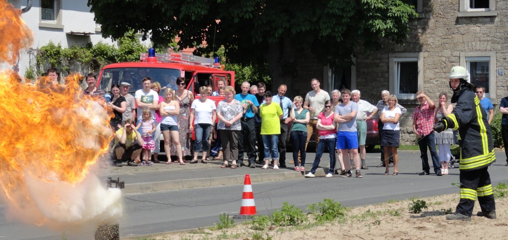 Fettbrandvorführung am Tag der offenen Tür des Feuerwehrverein.